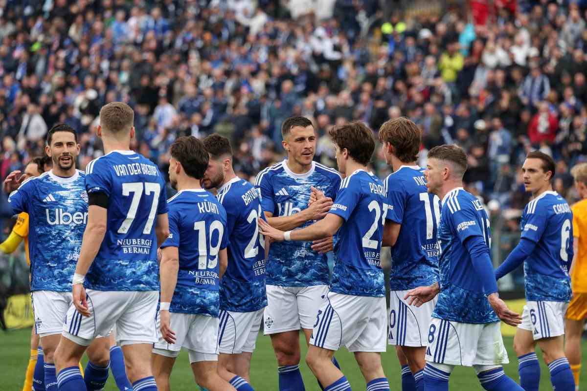 I calciatori del Como festeggiano 